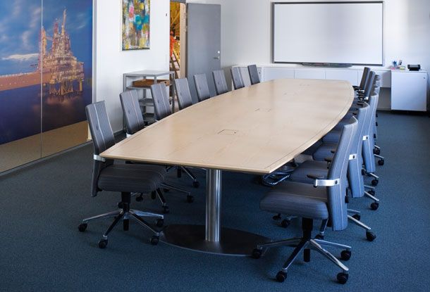 Specialdesignet mødebord med integreret teknik og udvidelsesmuligheder til 24 personer.